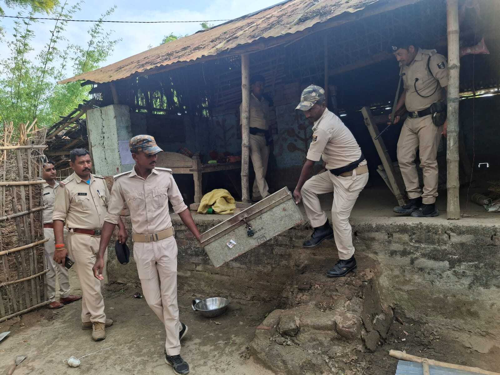 अनुमंडल क्षेत्र में कई जगहों पर फरारियों के घर हुई कुर्की