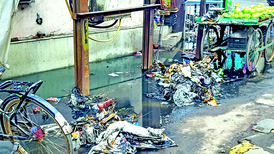 एक घंटे की बारिश से ही अस्पताल व दुकानों में जलजमाव, नालों के गंदे पानी से डूबीं सड़कें