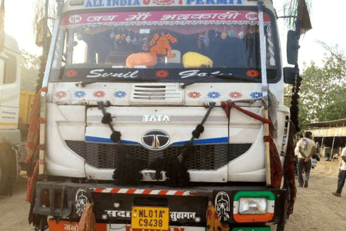 हजारीबाग: खुशियां मातम में बदली, बेटी की शादी का कार्ड बांटने निकले शिक्षक की सड़क हादसे में दर्दनाक मौत