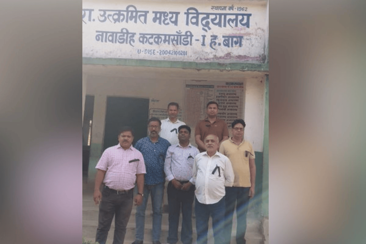 दो महीने से सैलरी बंद, काला बिल्ला लगाकर शिक्षकों ने जताया विरोध