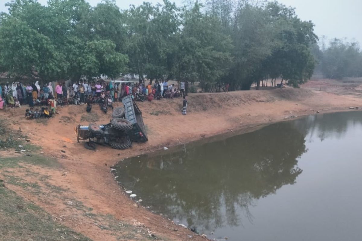 जामताड़ा में देर रात सड़क हादसा, ट्रैक्टर पलटने से चालक की मौत