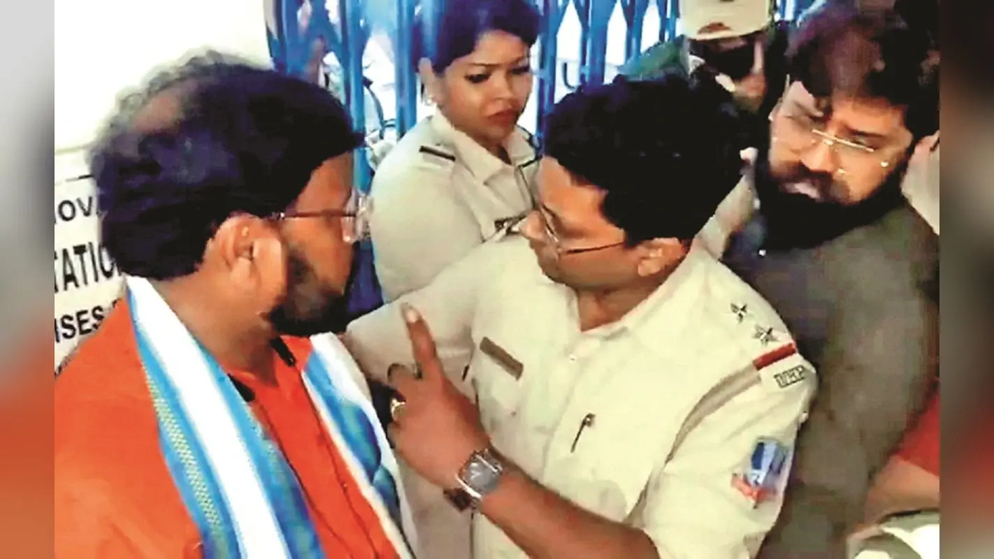 बंगाल चुनाव: वोटरों को धमकाने के आरोप में तृणमूल का पूर्व पार्षद गिरफ्तार, भेजा गया जेल