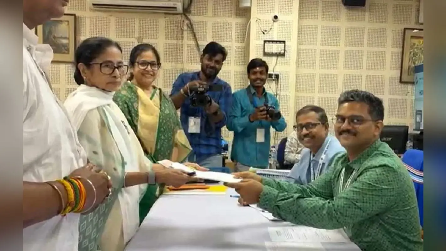 नामांकन दाखिल करने पैदल पहुंची ममता बनर्जी, भवानीपुर को बताया अपना घर