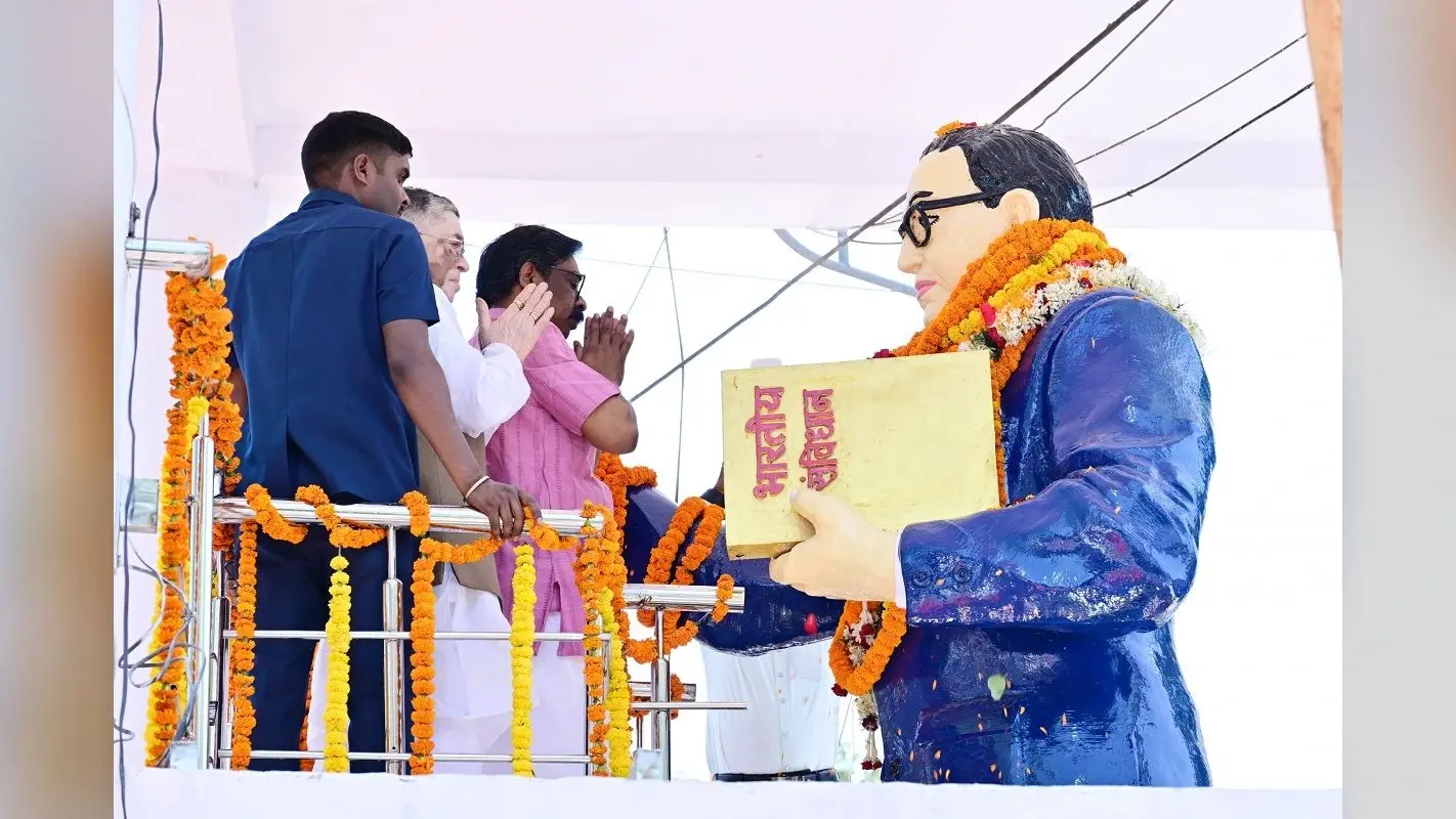 राज्यपाल संतोष गंगवार और मुख्यमंत्री हेमंत सोरेन ने अंबेडकर प्रतिमा पर माल्यार्पण कर दी श्रद्धांजलि, 135वीं जयंती पर कार्यक्रम