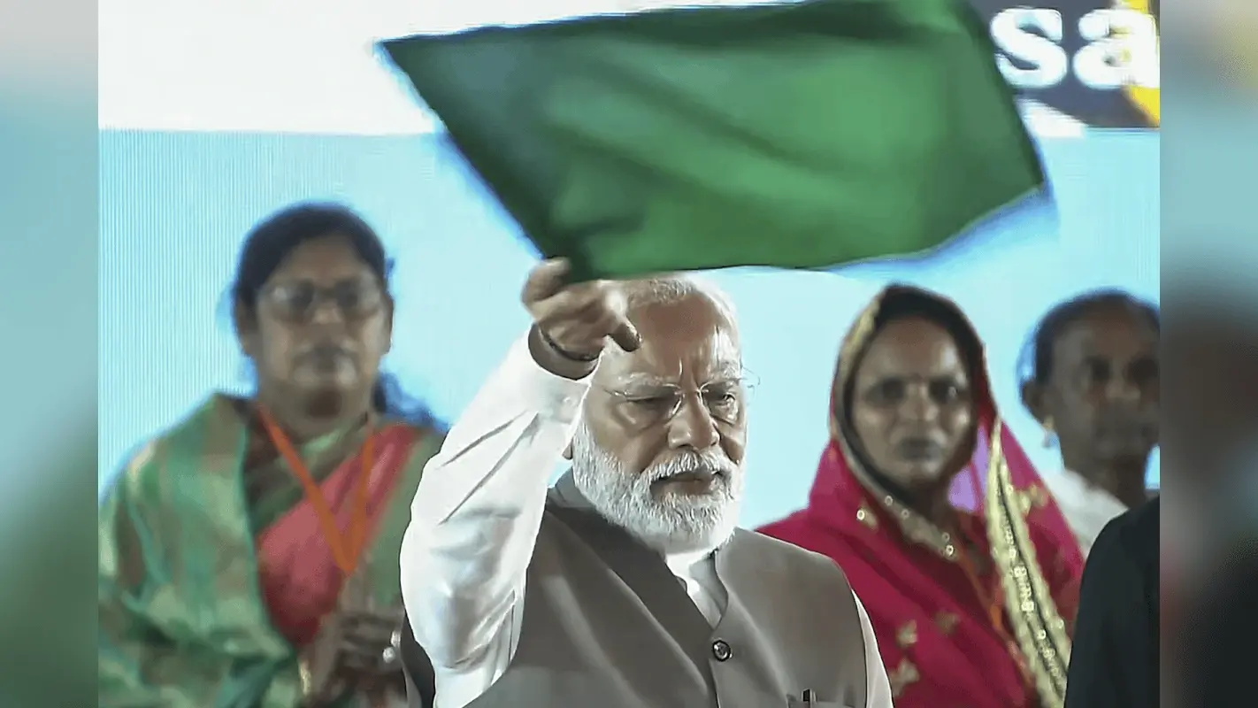वाराणसी और अयोध्या से मुंबई तक चलेंगी दो अमृत भारत ट्रेनें, पीएम मोदी ने दिखाई हरी झंडी
