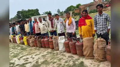 Bagaha: गैस संकट गहराया, रात 2 बजे से लाइन में लोग