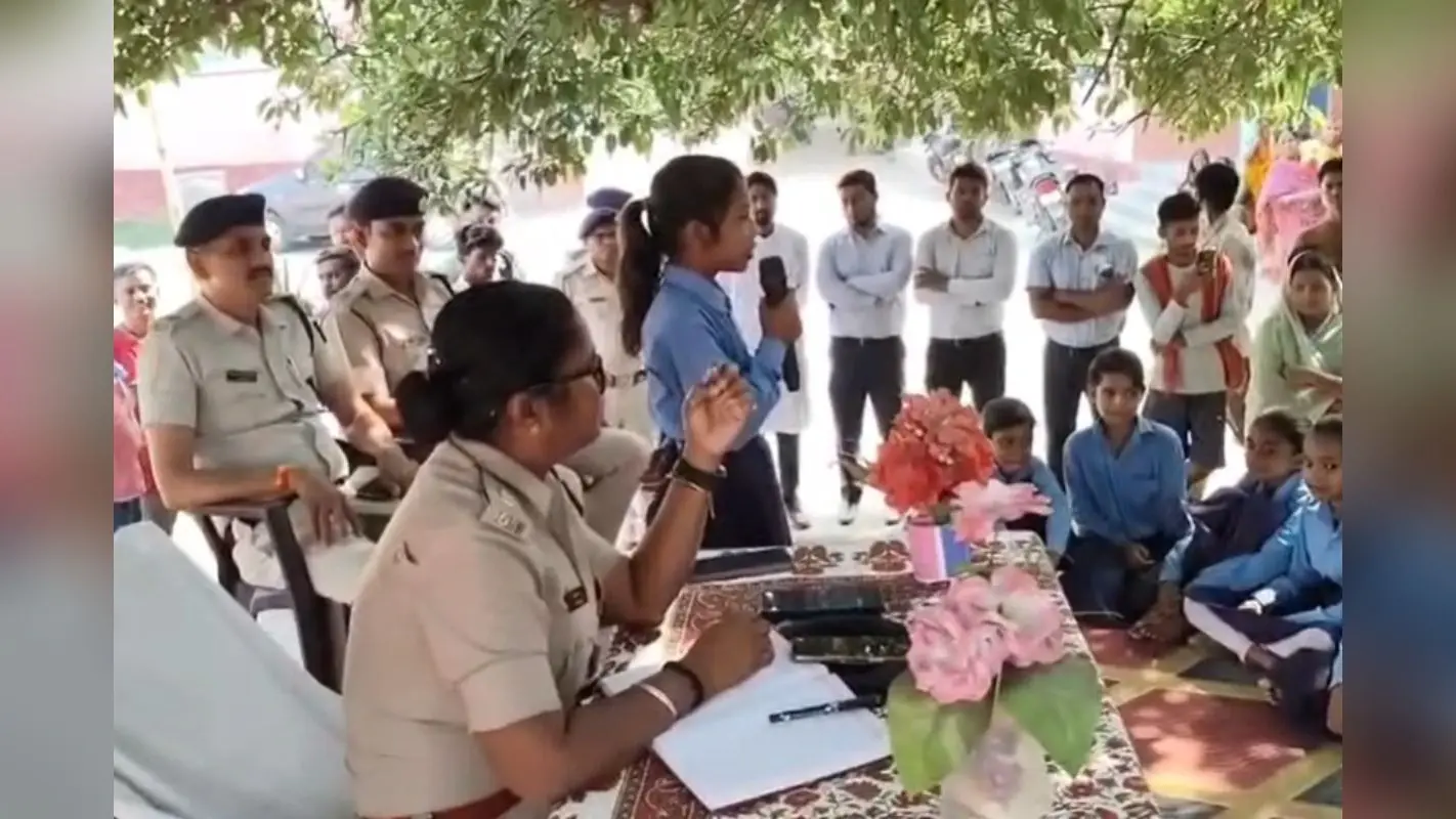 Bagaha: एसपी बनीं टीचर, बगहा में बच्चियों को पढ़ाकर जीता दिल