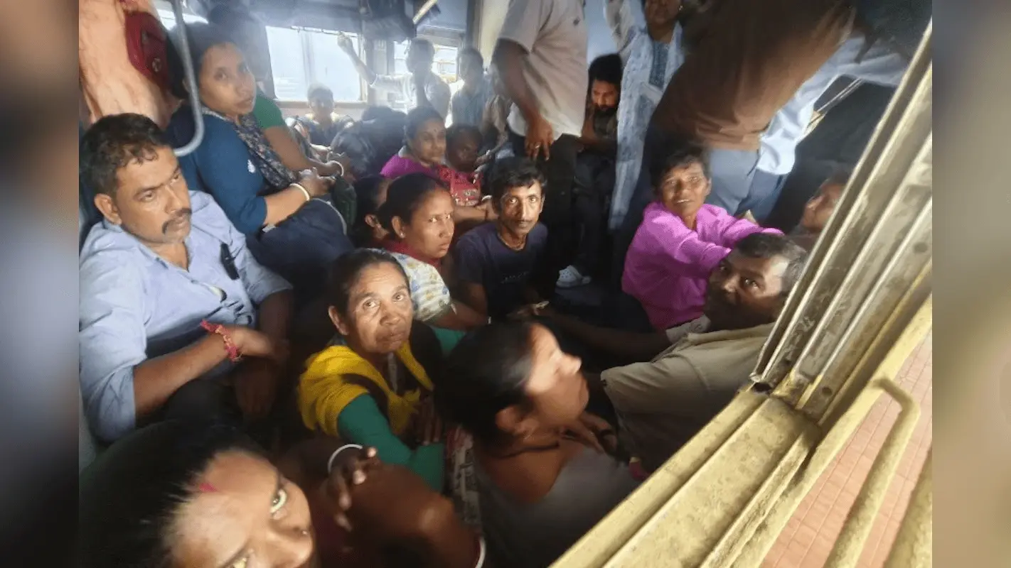 बंगाल चुनाव ने बिहार में बिगाड़ी ट्रेनों की सूरत, रेलवे स्टेशन पर उमड़ रही खचाखच भीड़