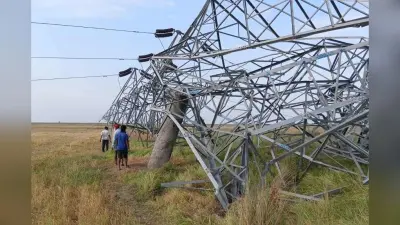 Bettiah: आंधी-बारिश से 6 बिजली टावर ध्वस्त, गंडक पार 16 घंटे से नहीं है लाइट