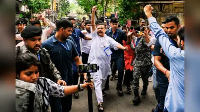 कालीघाट में शुभेंदु अधिकारी को घेरा, लगे ‘चोर-चोर’ के नारे, भवानीपुर में TMC-BJP कार्यकर्ताओं के बीच भिड़ंत के बाद लाठीचार्ज