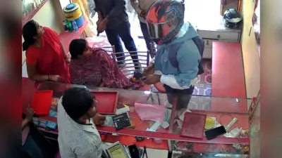 पटना में पिस्टल की नोंक पर लूट, ज्वेलरी शॉप से ले उड़े सोने-चांदी के गहने, देखिए CCTV फुटेज