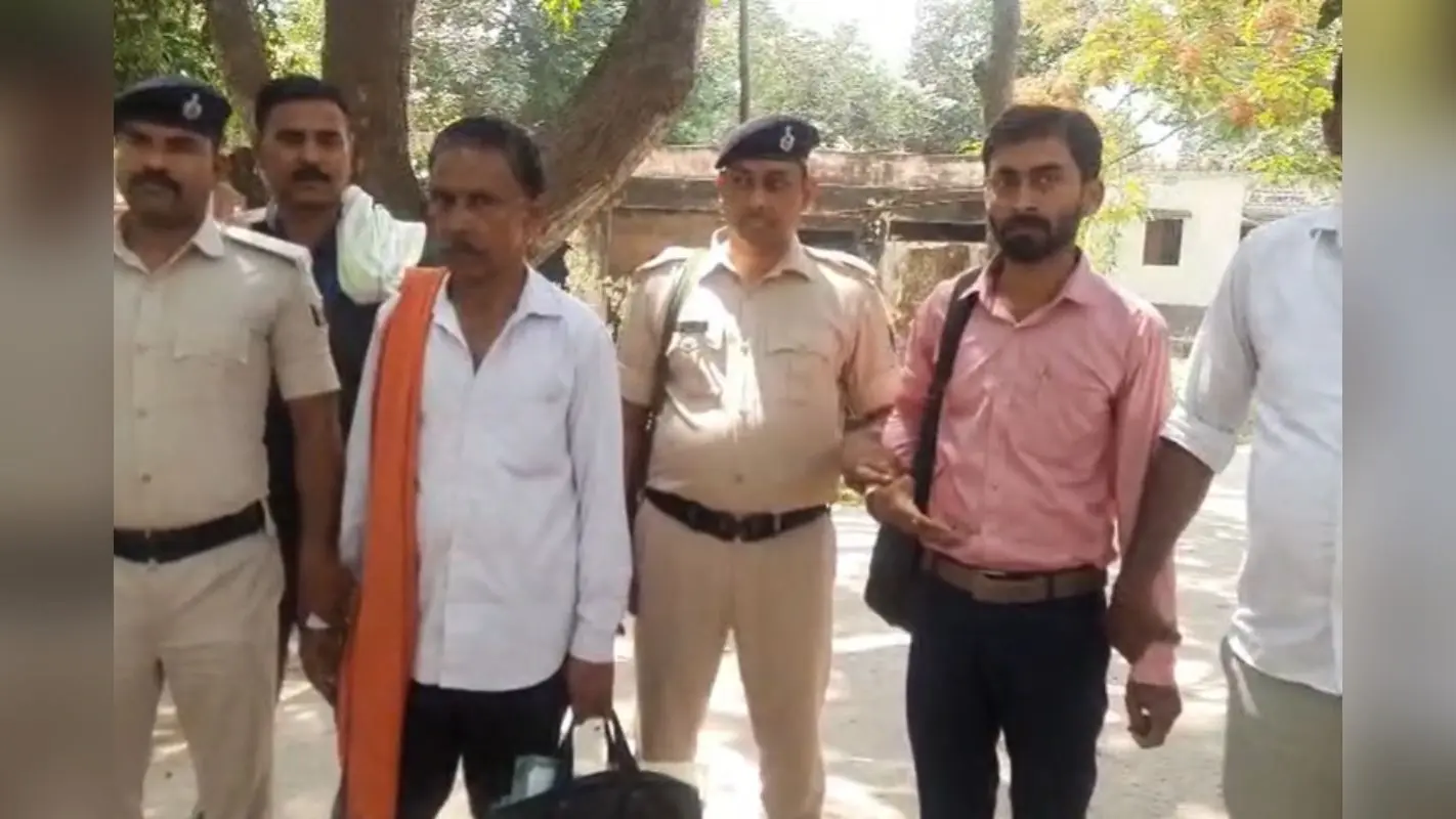 10 हजार के चक्कर में लटकी नौकरी पर तलवार, रिश्वत लेते क्लर्क गिरफ्तार