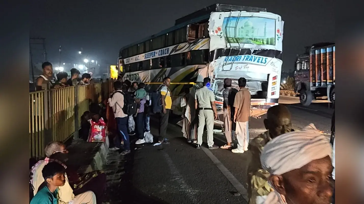 बंगाल के रानीगंज में सड़क हादसा, टूरिस्ट बस के 16 यात्री घायल