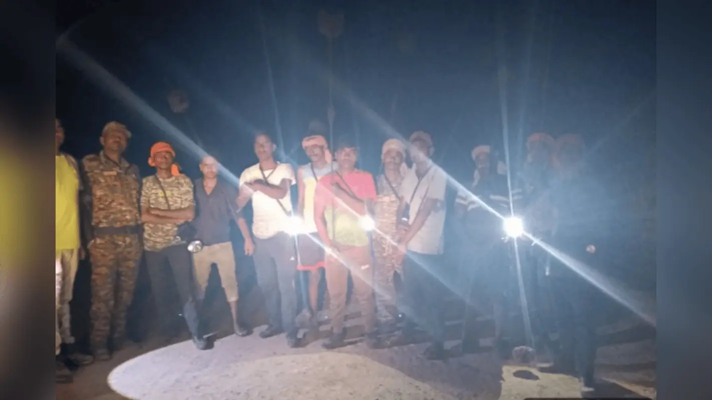 सरायकेला-खरसावां: हाथियों के झुंड को भगाने के लिए वन विभाग ने आदरडीह में रातभर चलाया अभियान