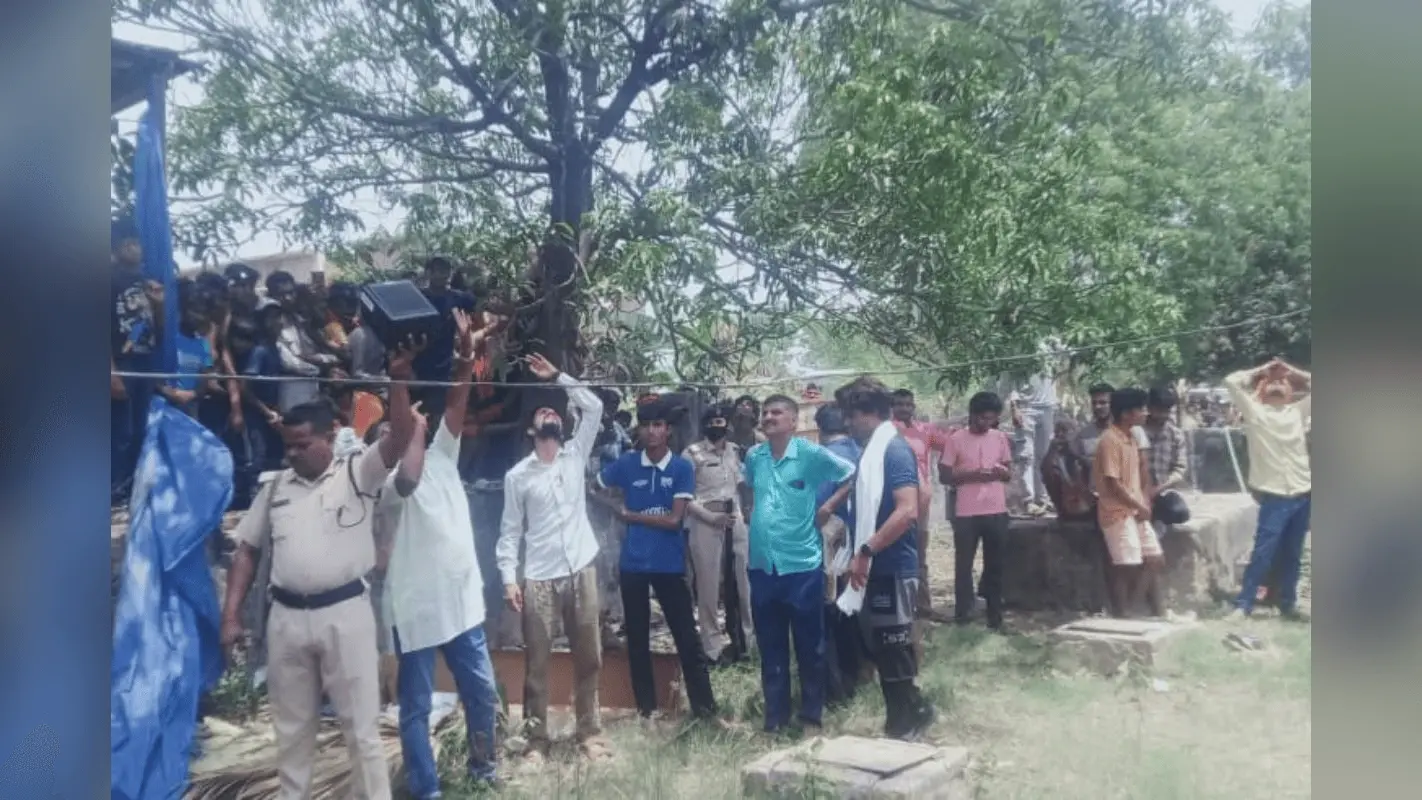 बॉयफ्रेंड से शादी की जिद में टावर पर चढ़ी लड़की, छपरा में हाई वोल्टेज ड्रामा, घंटों मान-मनौव्वल के बाद उतरी नीचे