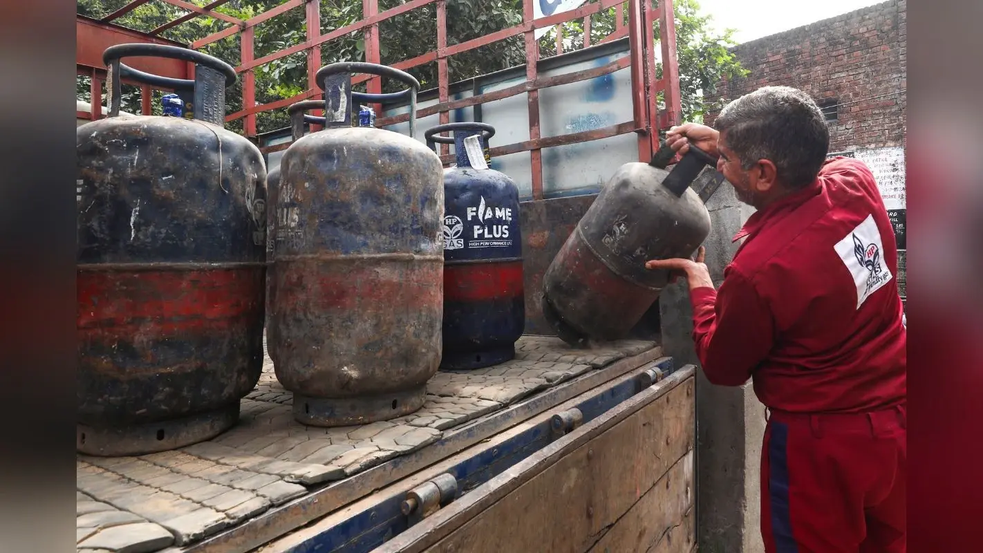 महंगाई का झटका: आज से ₹195 महंगा हुआ कमर्शियल LPG गैस सिलेंडर, जानें ताजा कीमत