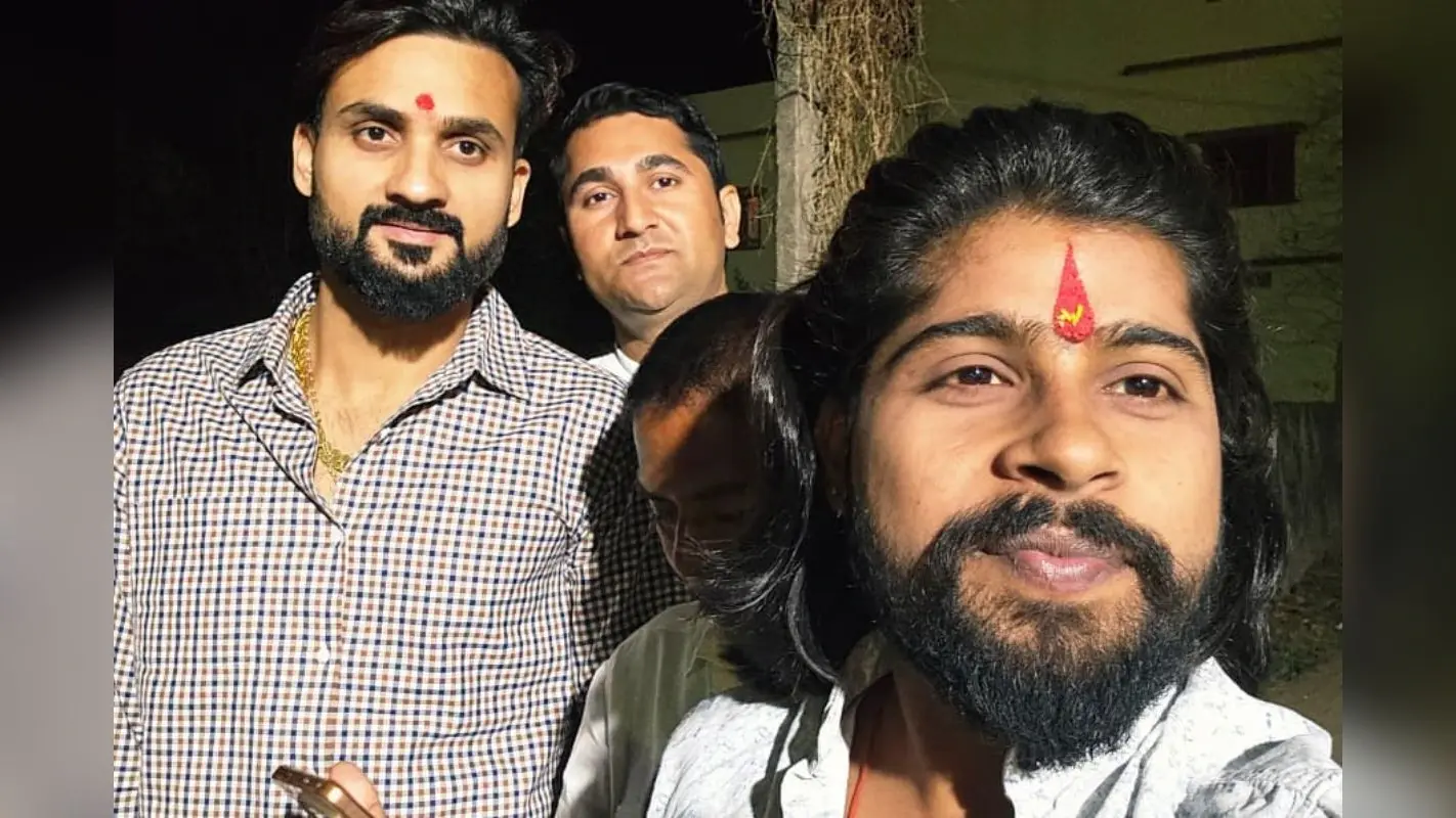 गढ़वा पहुंचा टीम इंडिया का ‘स्पीड स्टार’ आकाशदीप: सेल्फी के लिए मची ऐसी होड़ कि बुलानी पड़ी पुलिस
