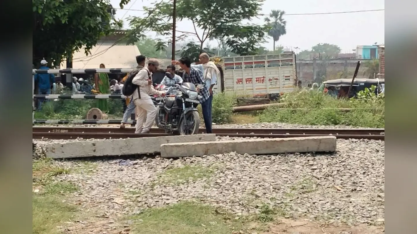 दरभंगा में मौत को दावत देते बाइक सवार, जाम से बचने को पटरी पर दौड़ी गाड़ी