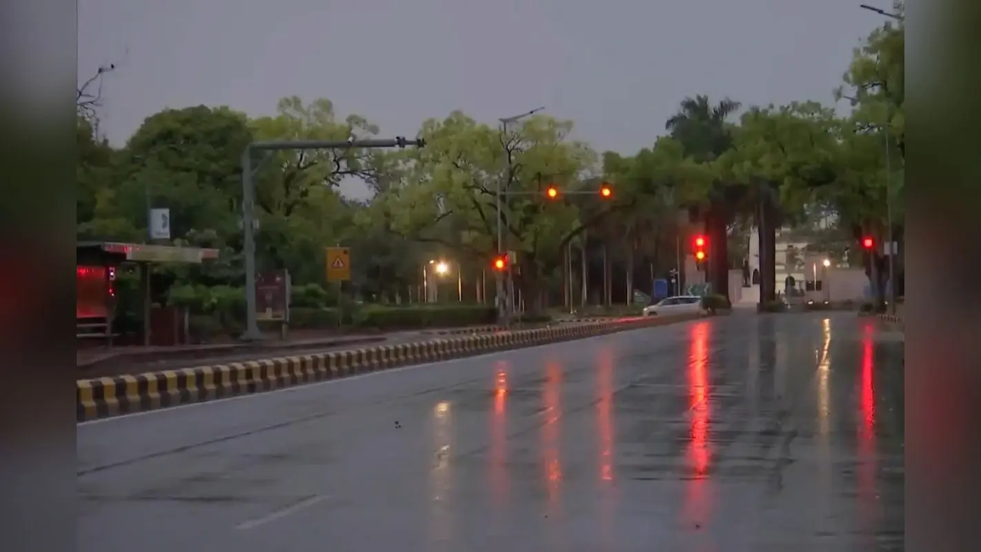 दिल्ली-एनसीआर में बदला मौसम का मिजाज, कई इलाकों में आंधी-तूफान के साथ बारिश, गर्मी से राहत