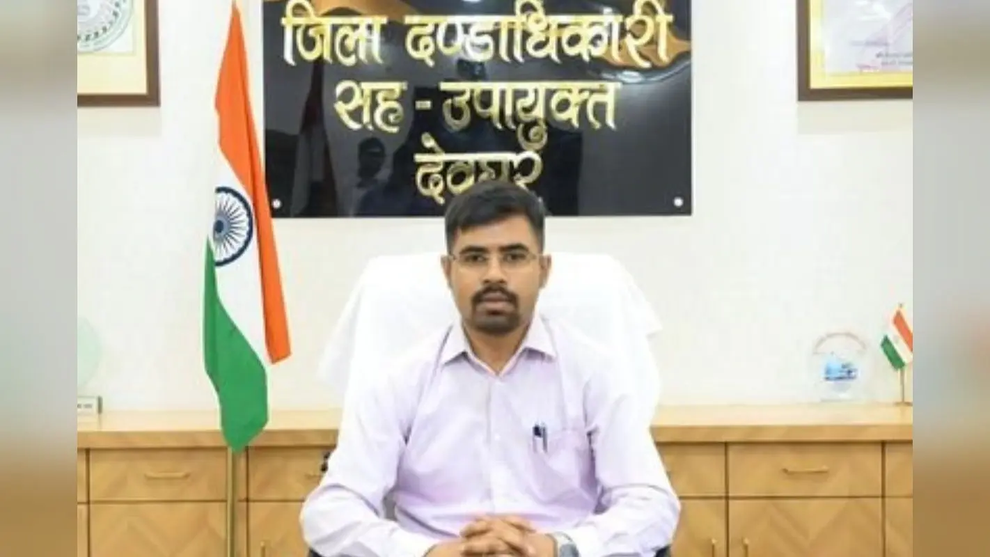 देवघर डीसी का ‘रिश्वतखोरों’ पर हंटर! घूस लेते पकड़े गए प्रधान लिपिक और अनुसेवक निलंबित