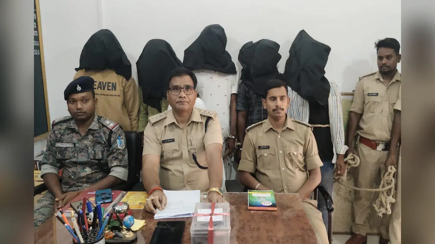स्मॉल फाइनेंस बैंक कर्मी से लूटपाट का एसडीपीओ ने किया खुलासा, देशी कट्टे के साथ पांच गिरफ्तार
