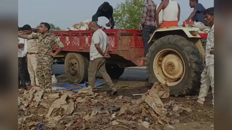 दुमका के जमुनियां के पास पलटे ट्रक से अवैध शराब बरामद, बिहार ले जाने की थी तैयारी