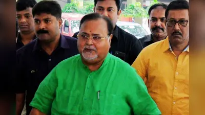 शिक्षक भर्ती घोटाला मामले में बढ़ी पार्थ चटर्जी की मुश्किलें, ED ने कोलकाता आवास पर मारा छापा