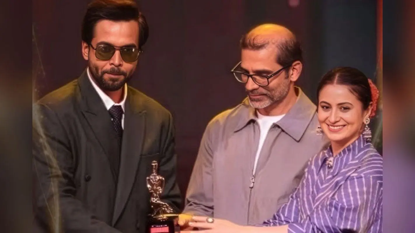 अरुणाभ कुमार से अवॉर्ड पाकर भावुक हुए अभिषेक बनर्जी, याद किया पहला ब्रेक
