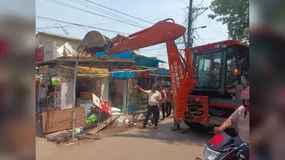 Dhanbad News: शहर को जाम मुक्त बनाने के लिए ननि ने कसी कमर, हीरापूर में गरजा बुलडोजर
