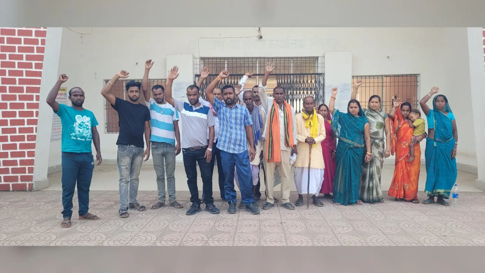 भूमि अधिग्रहण में अनियमितता का आरोप, अंचल कार्यालय में किया प्रदर्शन