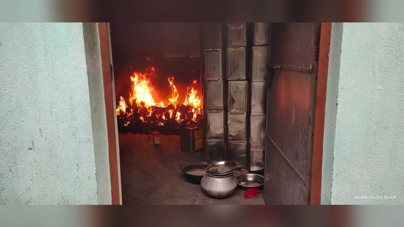 Dhanbad News: स्नैक्स फैक्ट्री में लगी आग, लाखों का नुकसान