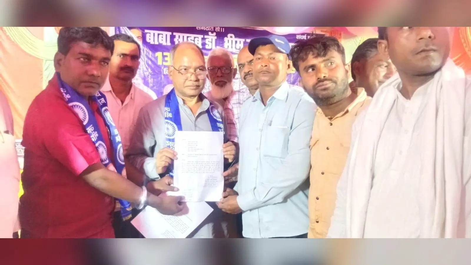 सांसद से की गयी शहर में बाबा साहेब की प्रतिमा और पुस्तकालय की मांग