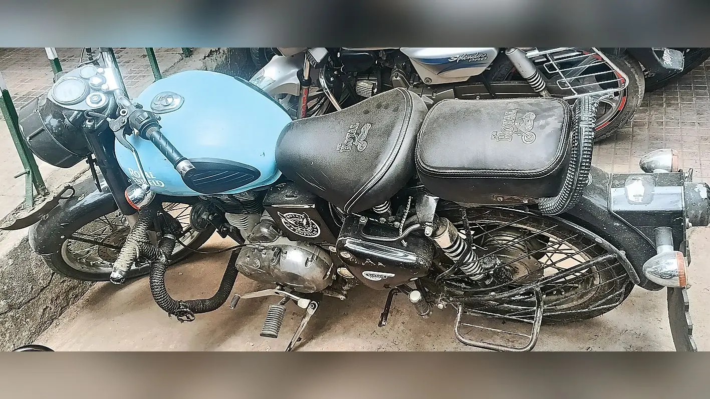 महुआ में पुलिस के स्टिकर लगी बाइक से शराब जब्त, आरोपित को भेजा जेल