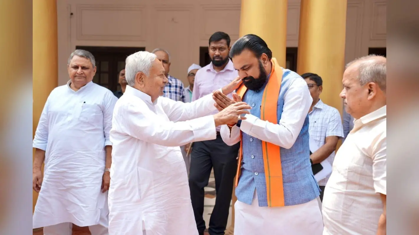 सीएम सम्राट चौधरी से मिलने पहुंचे पूर्व मुख्यमंत्री नीतीश कुमार, क्या हुई बात?