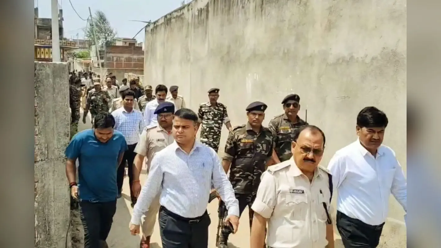 गढ़वा में अवैध बूचड़खानों पर चला प्रशासन का ‘बुलडोजर’! जेसीबी से ध्वस्त हुआ गोकशी का अड्डा