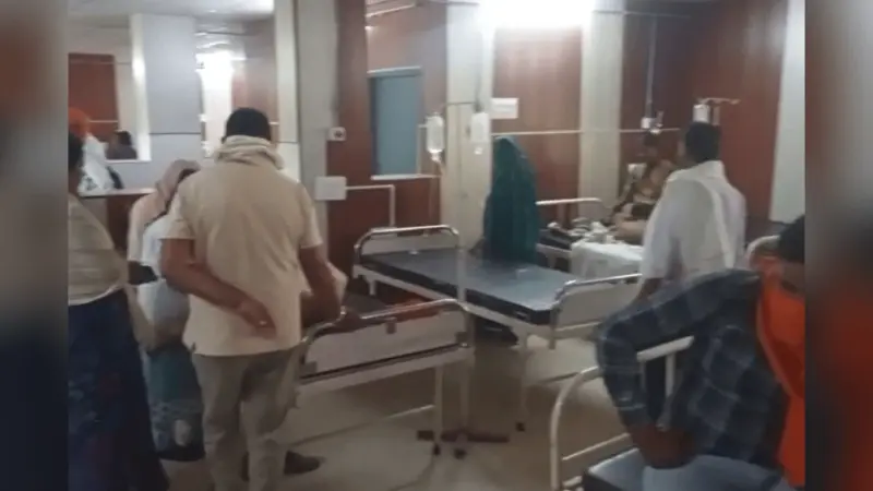 गढ़वा: सदर अस्पताल में घायल युवक को स्लाइन स्टैंड तक नसीब नहीं, बोतल थामे खड़े रहे परिजन