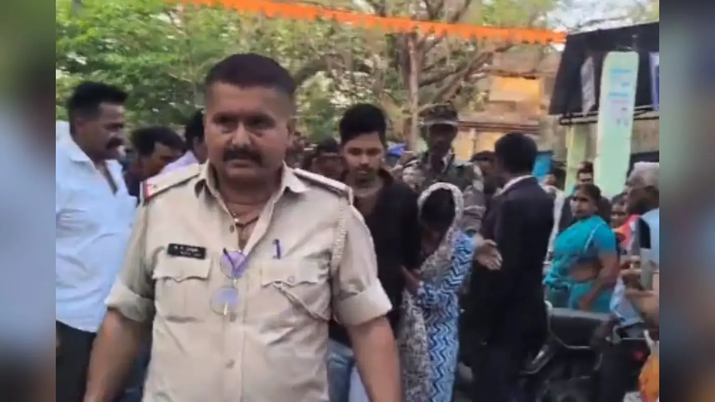 तमाशा बनी मोहब्बत! गिरिडीह कोर्ट के बाहर शादी को लेकर भिड़े दो पक्ष, पुलिस को करना पड़ा बीच-बचाव