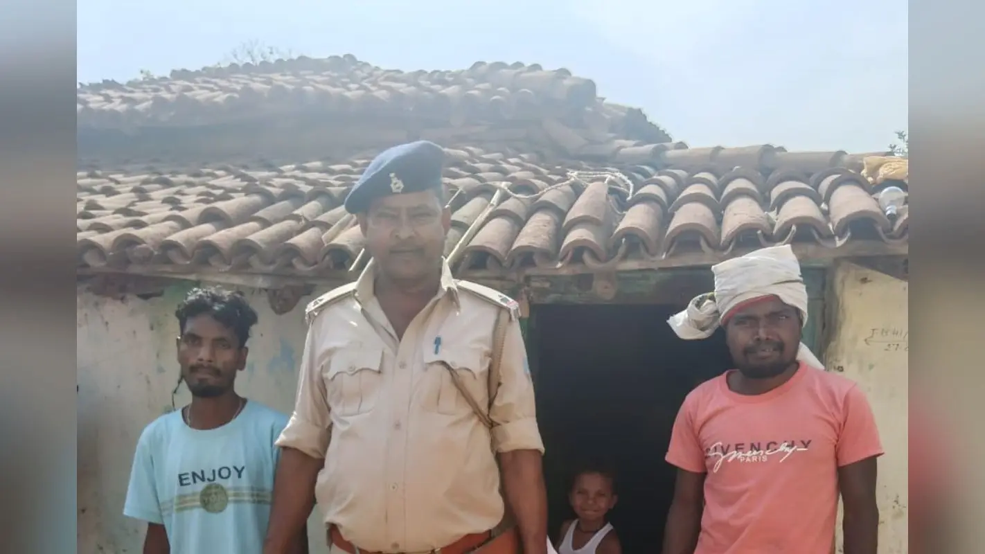 PLFI कमांडर मुकेश के घर पहुंची गुमला पुलिस: घर की दीवारों पर चिपकाया इश्तेहार, सरेंडर न करने पर होगी कुर्की-जब्ती