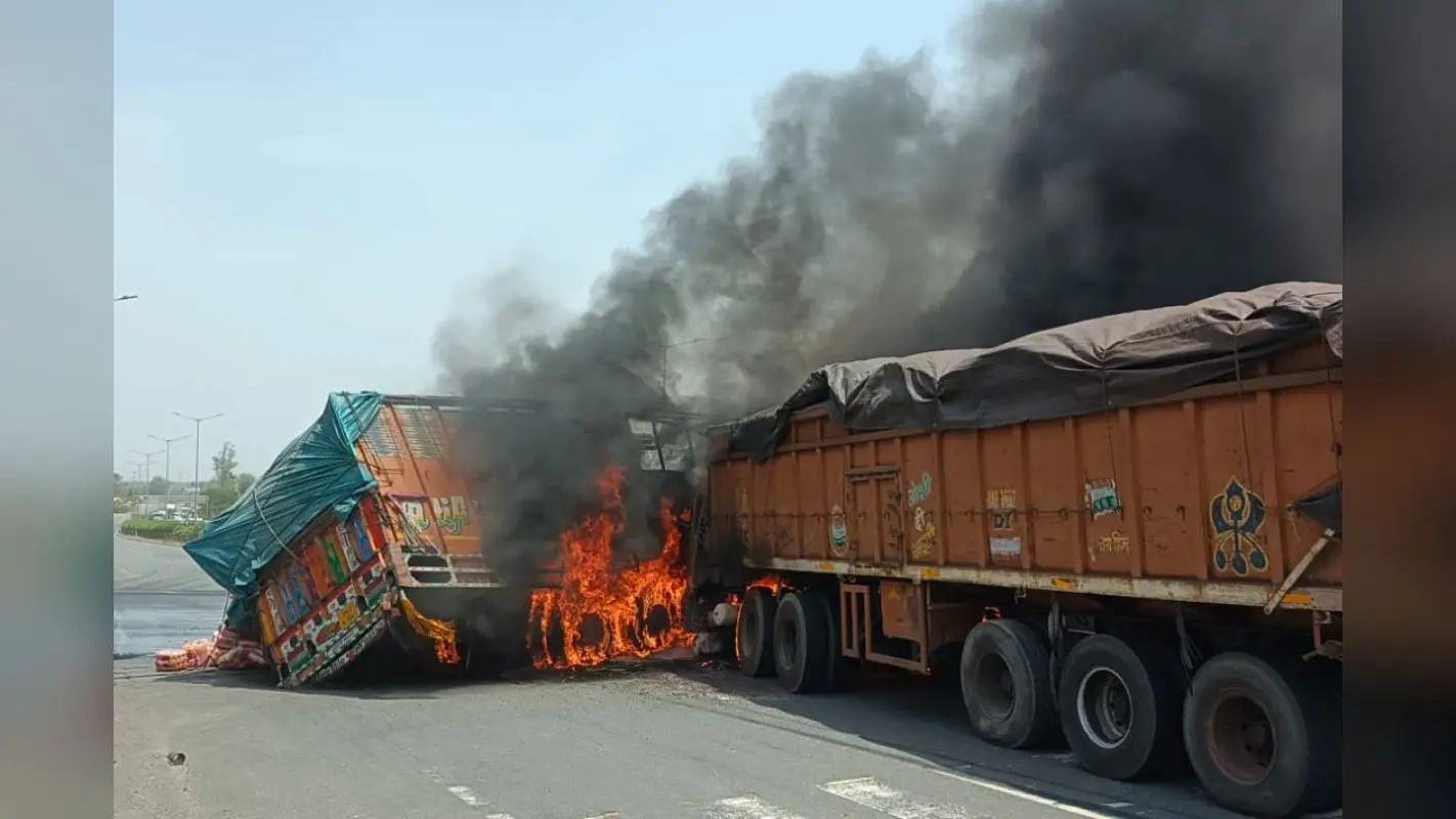 हजारीबाग में ट्रक-टेलर की भीषण भिड़ंत के बाद धूं-धूं कर जले दोनों वाहन, मची अफरा-तफरी