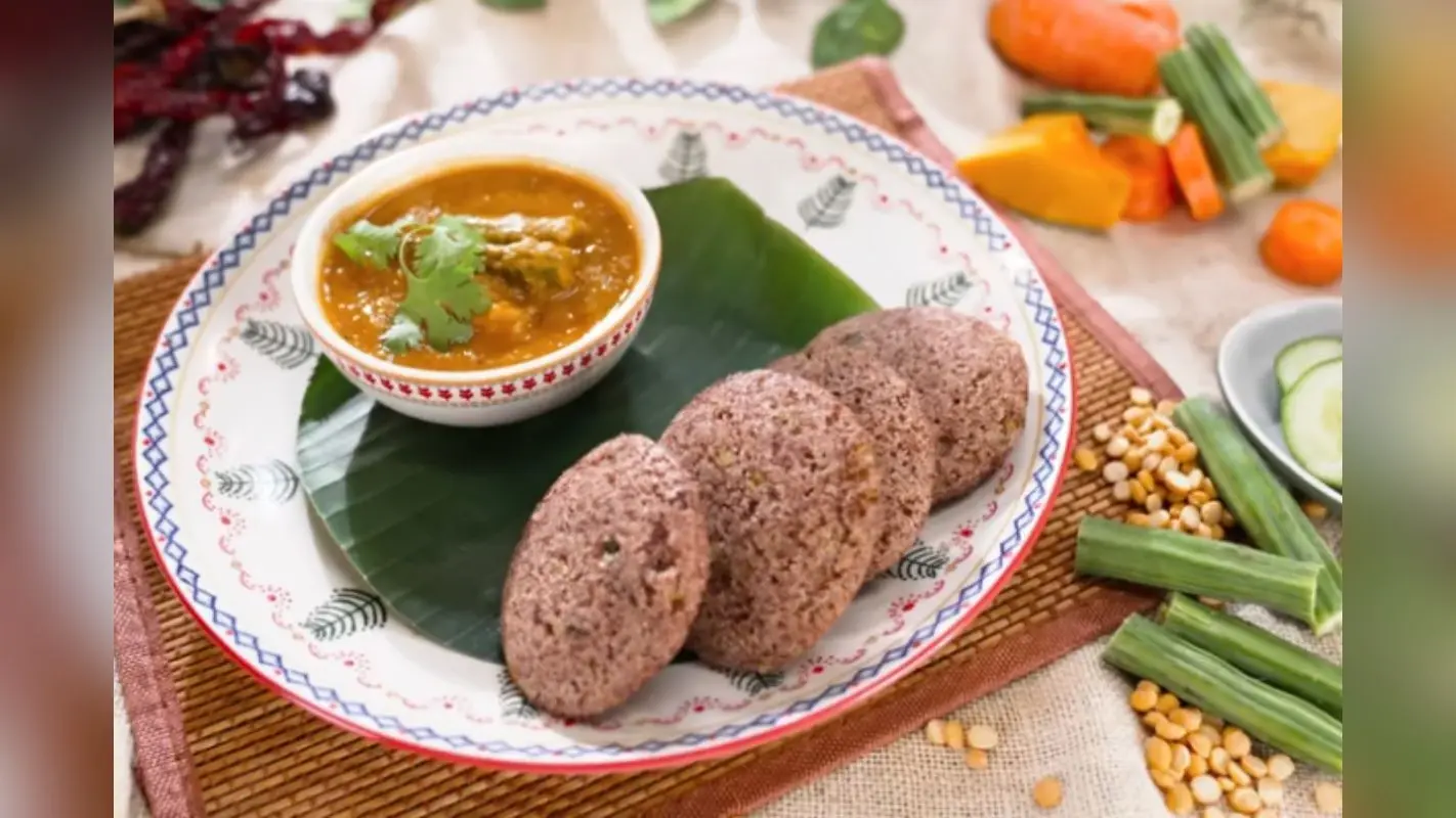 अपने ब्रेकफास्ट को बनाएं और भी खास, सिर्फ 15 मिनट में बनाएं सॉफ्ट और फ्लफी रागी इडली