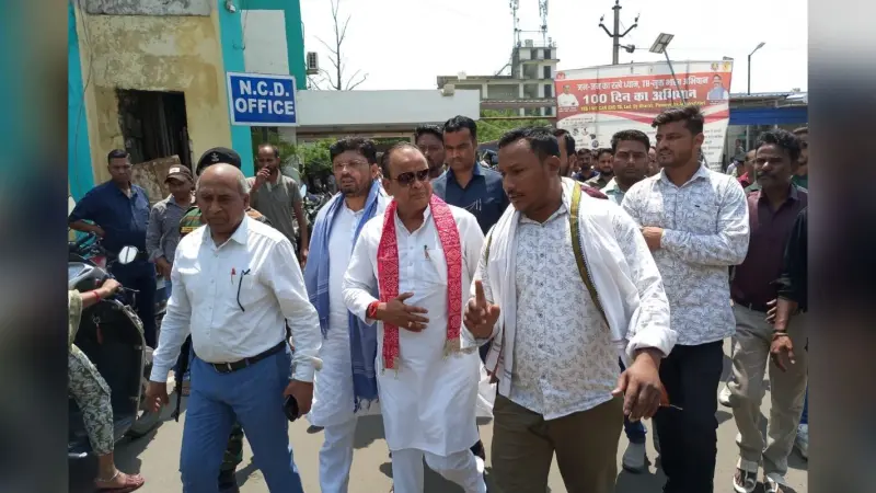 हजारीबाग: युवक-युवती का शव मिलने के बाद स्वास्थ्य मंत्री इरफान अंसारी का दौरा, पीड़ित परिवारों से की मुलाकत