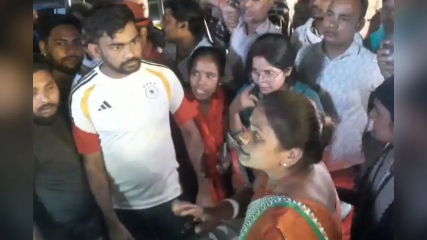 झारखंड के विधायक जयराम महतो को आया गुस्सा, वीडियो बना रहे युवक का मोबाइल छीन सड़क पर पटका