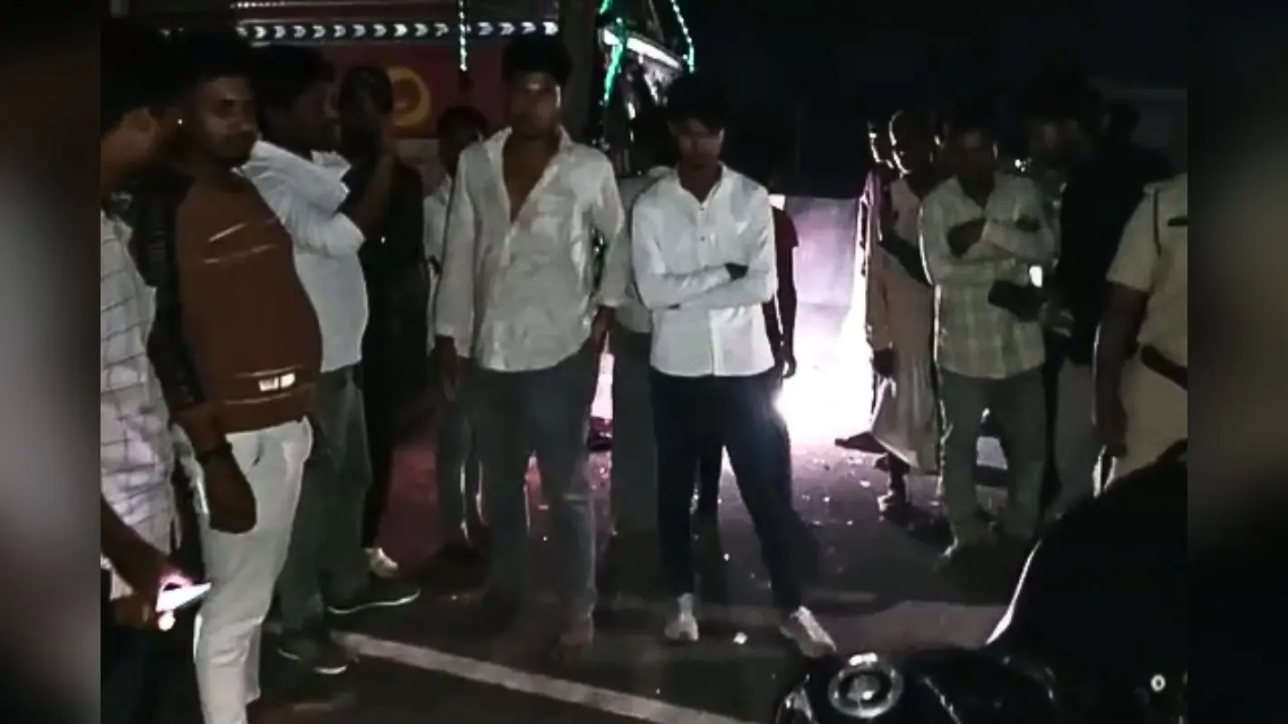 कटिहार में तेज रफ्तार ट्रक ने बाइक सवार तीन युवकों को कुचला, मौके पर ही तीनों ने तोड़ा दम
