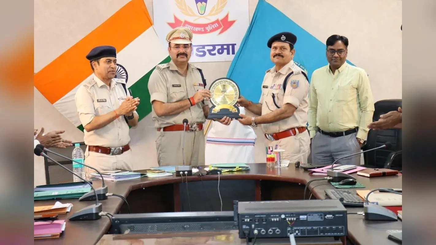 कोडरमा पुलिस की ‘शानदार’ उपलब्धि: पासपोर्ट सत्यापन में मिली बड़ी सफलता, हुए सम्मानित