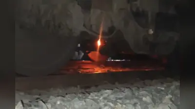 कोसी एक्सप्रेस की स्लीपर बोगी में आग, ट्रेन से कूदकर यात्रियों ने बचाई जान