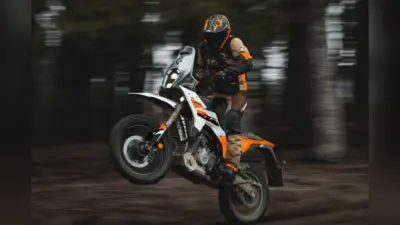 KTM ने लॉन्च की नयी 390 Duke और 390 Adventure, कीमत भी हुई कम