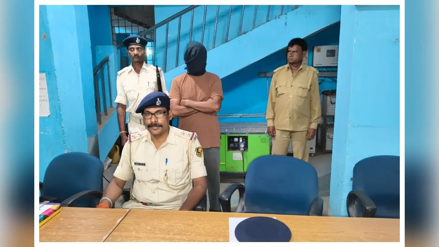 Bettiah: चार किलो गांजा के साथ तस्कर गिरफ्तार, नेपाली नंबर बाइक जब्त