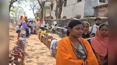 भवनाथपुर में गैस सिलेंडर की गाड़ी देख मची अफरा-तफरी, लकड़ी के भरोसे चल रहे होटल