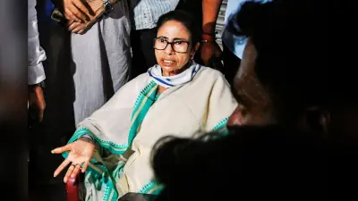 क्या बंगाल में गुंडा राज है? भवानीपुर के बूथ पर धरने पर बैठीं ममता बनर्जी, शुभेंदु अधिकारी ने किया पलटवार