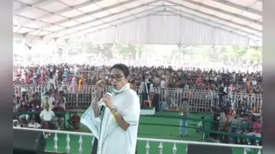 बीरभूम में ममता की दहाड़: बांग्ला भाषियों को बांग्लादेशी मानती है भाजपा, सत्ता में आयी तो बेघर करेगी